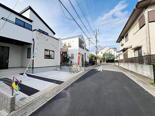 前面道路を含めた現地写真です。
