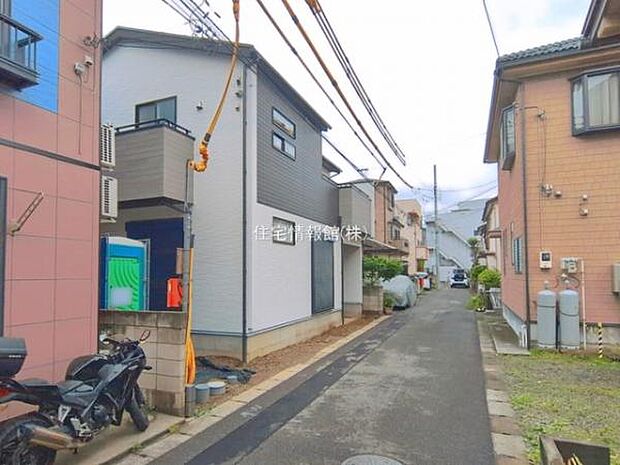 前面道路を含めた現地写真です。