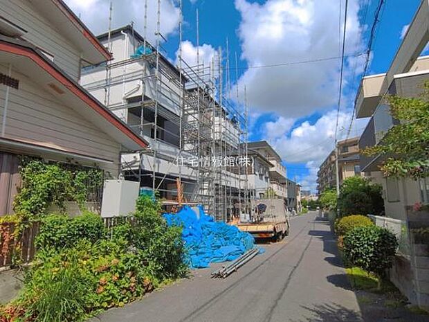 前面道路を含めた現地写真です。