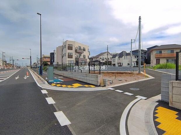 前面道路を含めた現地写真です。