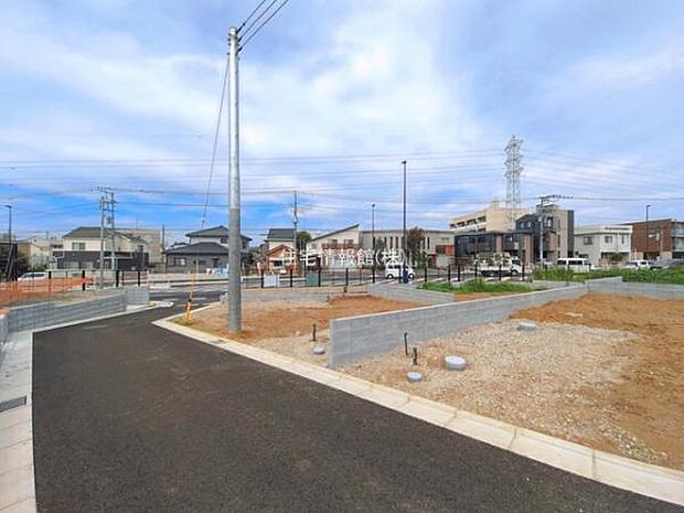 前面道路を含めた現地写真です。