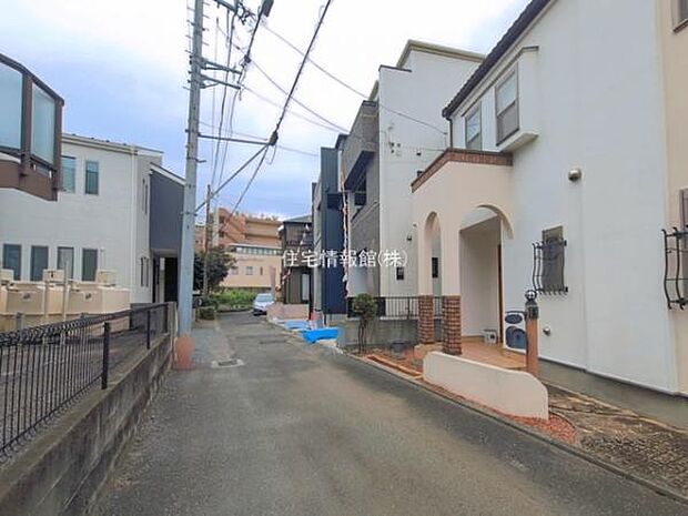 前面道路を含めた現地写真です。