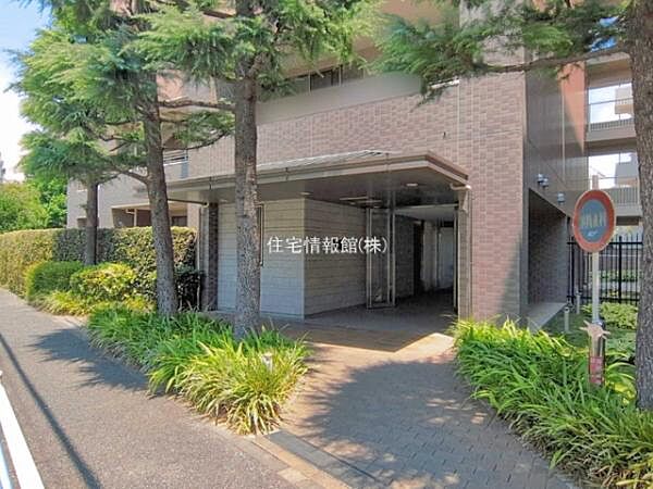 ゆったりとした印象のエントランスです。