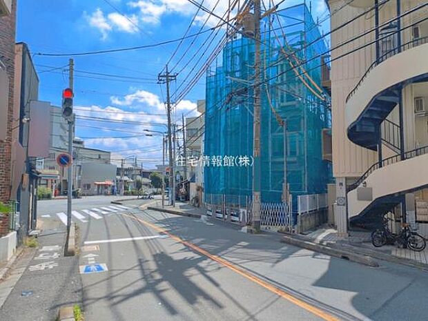 前面道路を含めた現地写真です。
