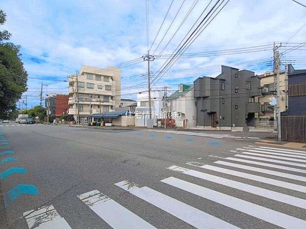 前面道路を含めた現地写真です。