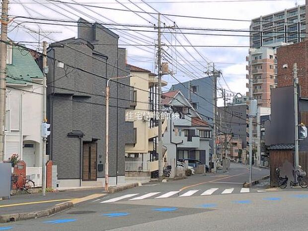 前面道路を含めた現地写真です。