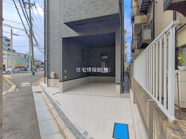 前面道路を含めた現地写真です。