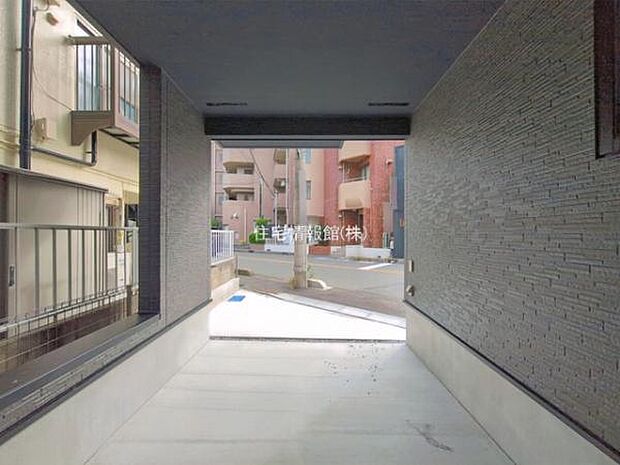 前面道路を含めた現地写真です。