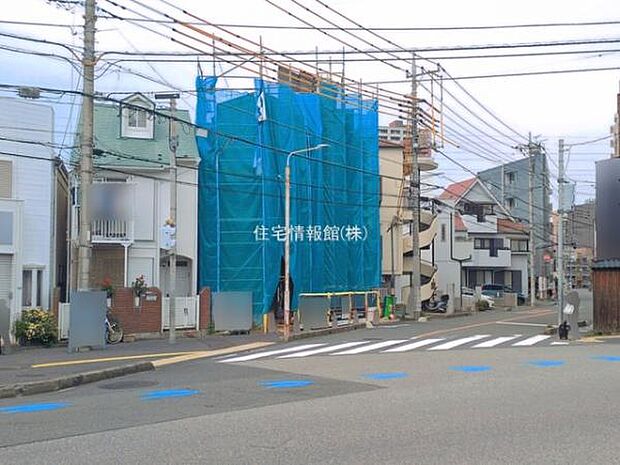前面道路を含めた現地写真です。