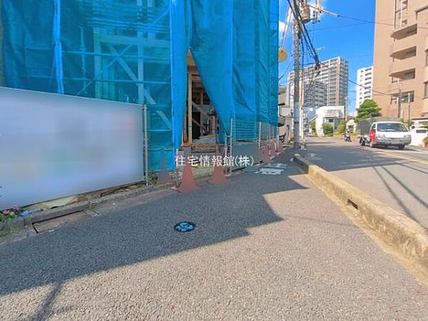 前面道路を含めた現地写真です。