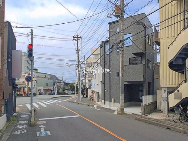 前面道路を含めた現地写真です。