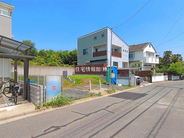 前面道路を含めた現地写真です。