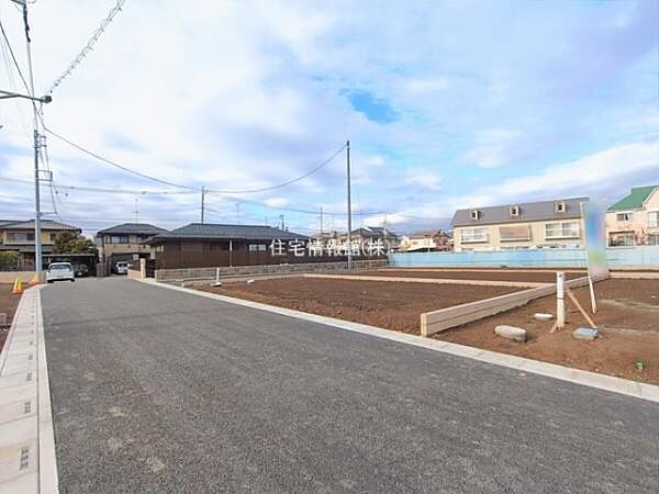 前面道路を含めた現地写真です。