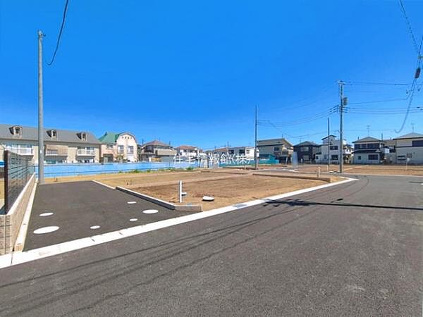 前面道路を含めた現地写真です。