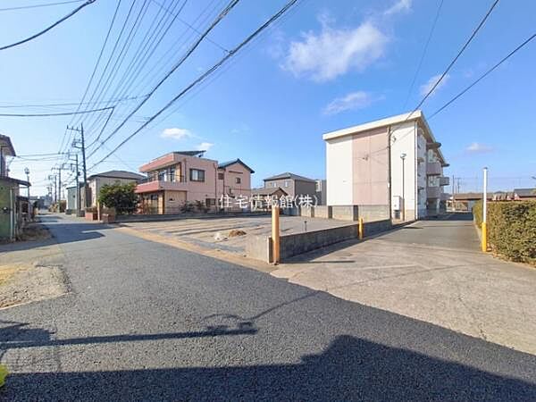 前面道路を含めた現地写真です。
