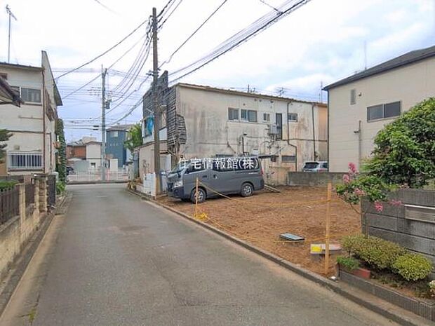 前面道路を含めた現地写真です。
