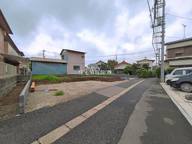前面道路を含めた現地写真です。