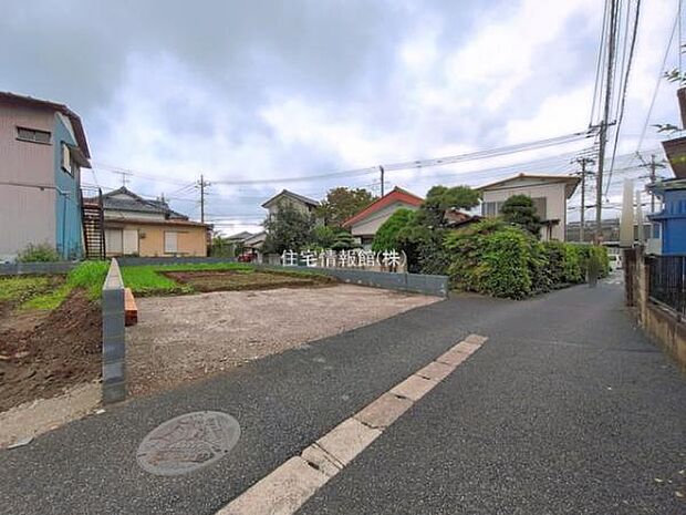 前面道路を含めた現地写真です。