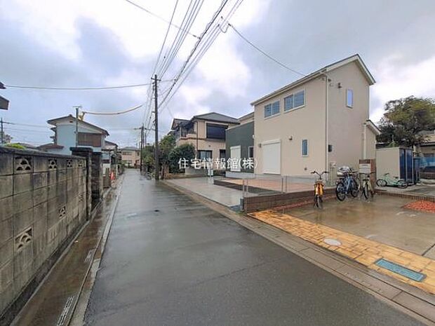 前面道路を含めた現地写真です。