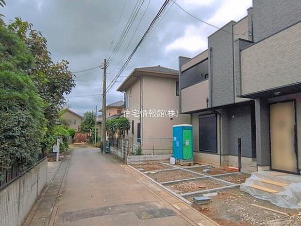 前面道路を含めた現地写真です。
