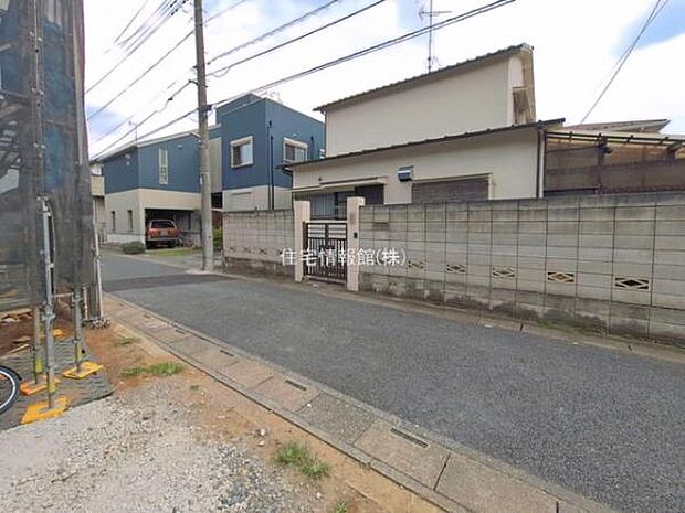 前面道路を含めた現地写真です。