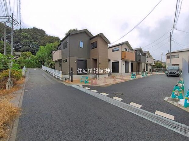 前面道路を含めた現地写真です。