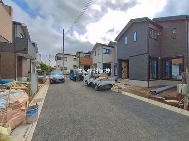 前面道路を含めた現地写真です。