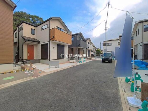 前面道路を含めた現地写真です。