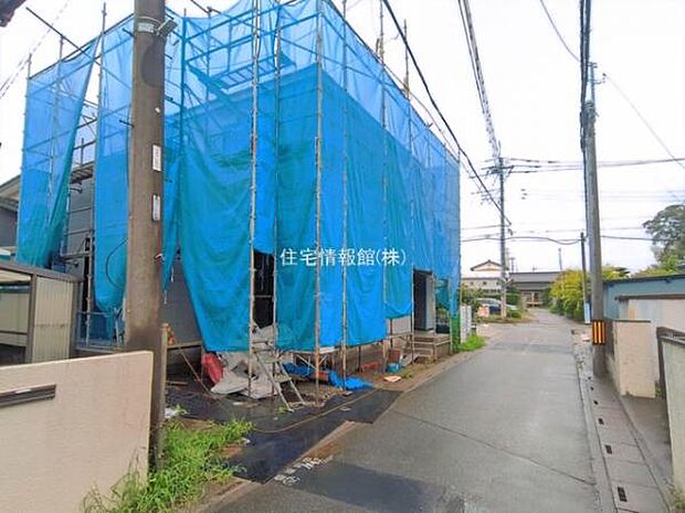 前面道路を含めた現地写真です。
