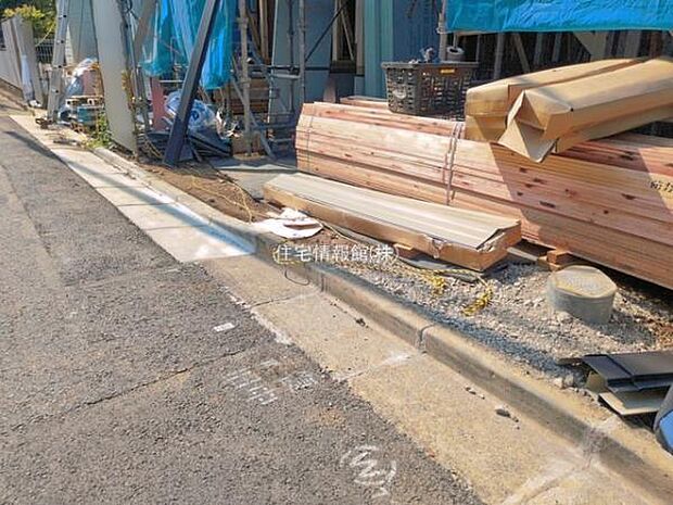 前面道路を含めた現地写真です。