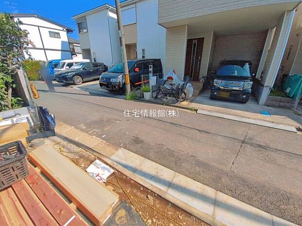 前面道路を含めた現地写真です。