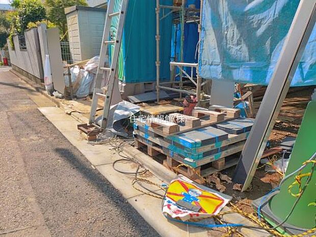 前面道路を含めた現地写真です。