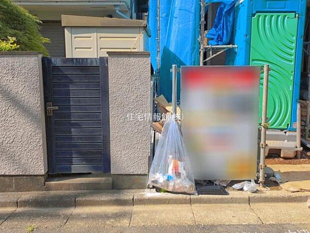 前面道路を含めた現地写真です。