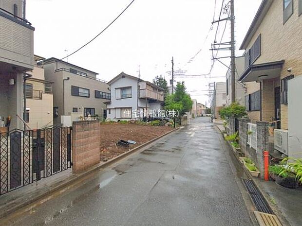 前面道路を含めた現地写真です。