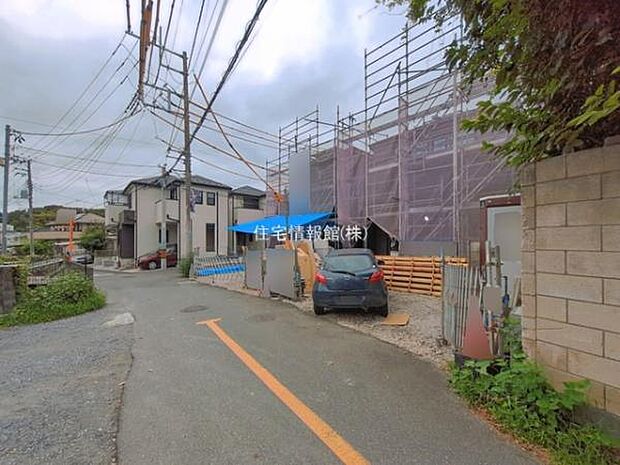 前面道路を含めた現地写真です。
