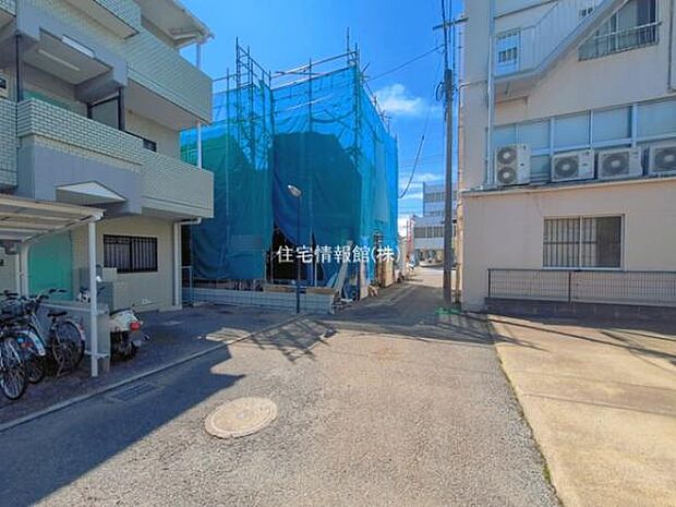 前面道路を含めた現地写真です。