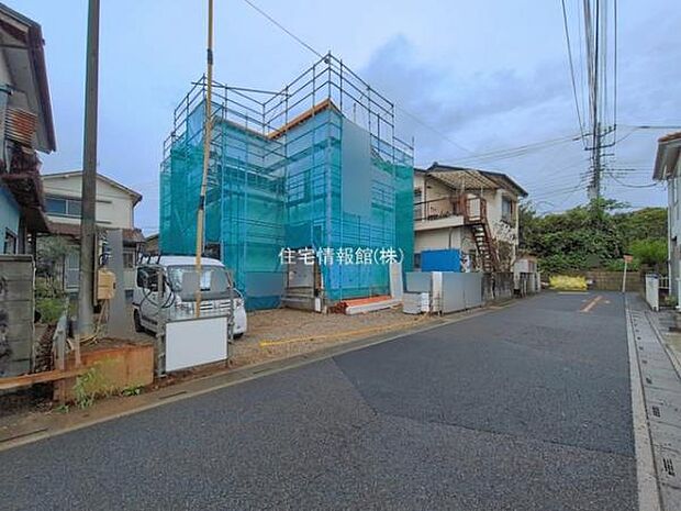 前面道路を含めた現地写真です。