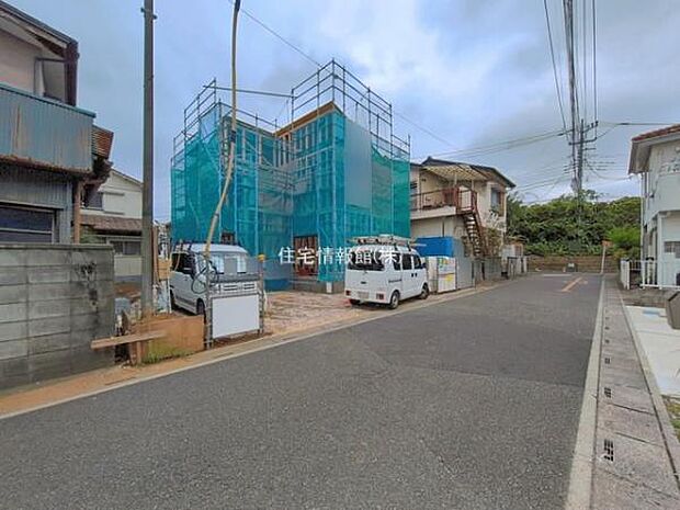 前面道路を含めた現地写真です。