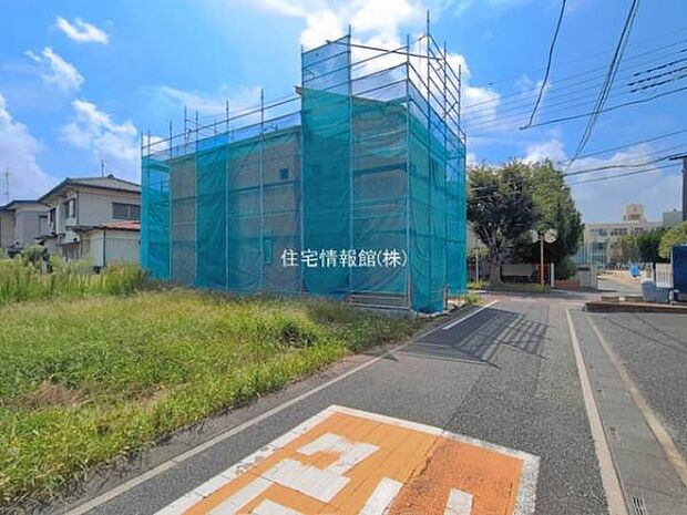 前面道路を含めた現地写真です。