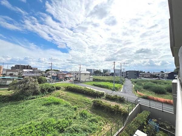 バルコニーからの眺望です。明るい陽射しを浴びながらゆったりと過ごすのも良いですね。