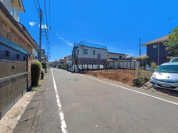 前面道路を含めた現地写真です。