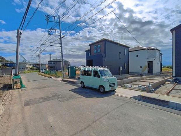 前面道路を含めた現地写真です。