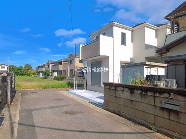 前面道路を含めた現地写真です。