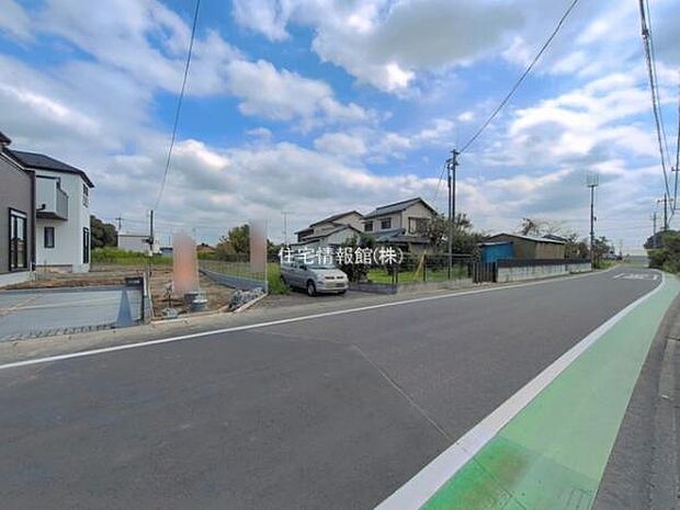 前面道路を含めた現地写真です。