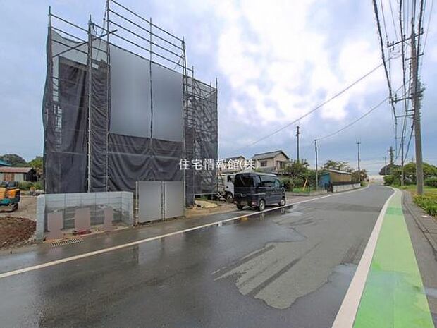 前面道路を含めた現地写真です。