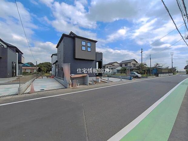 前面道路を含めた現地写真です。