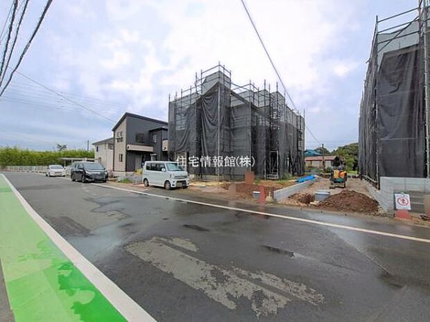 前面道路を含めた現地写真です。