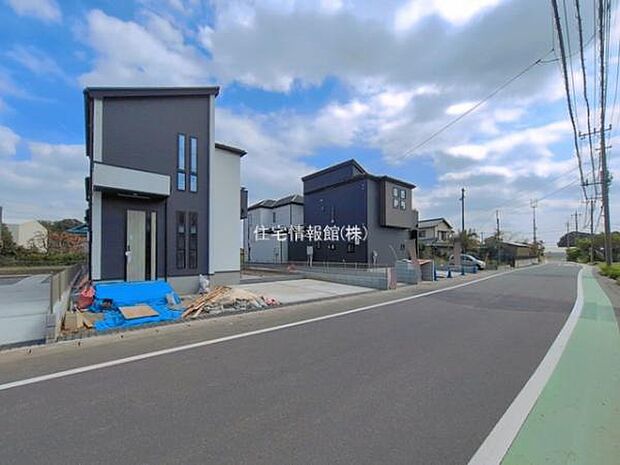 前面道路を含めた現地写真です。