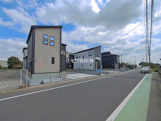 前面道路を含めた現地写真です。