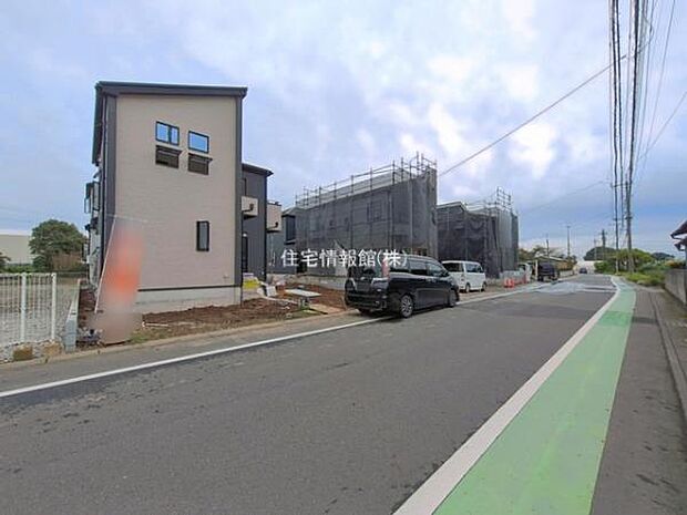 前面道路を含めた現地写真です。
